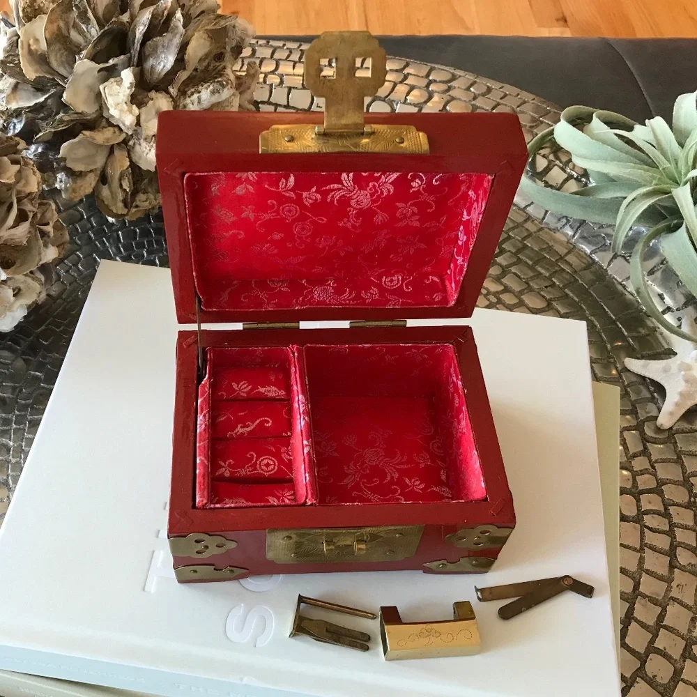 VINTAGE RED CHINESE JEWELRY BOX WITH LOCK & KEY